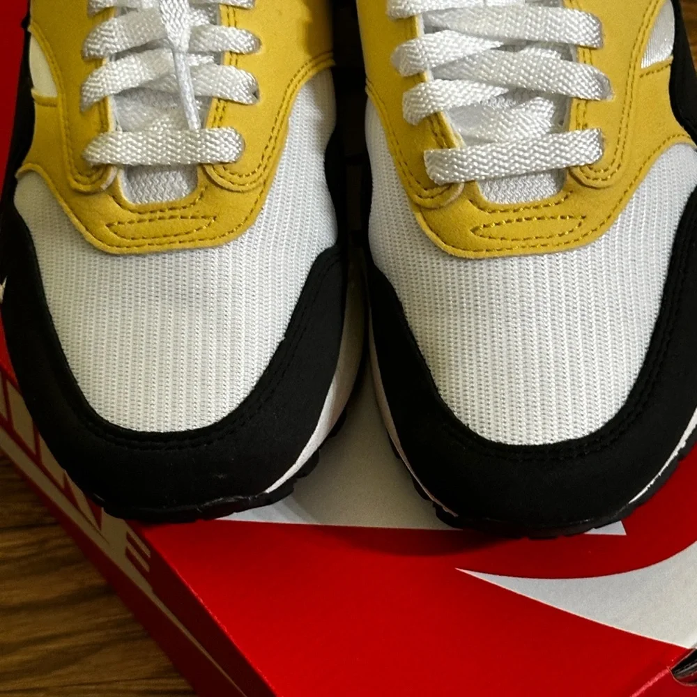 Nike Air Max 1 '87 Saturn Gold Black sneakers